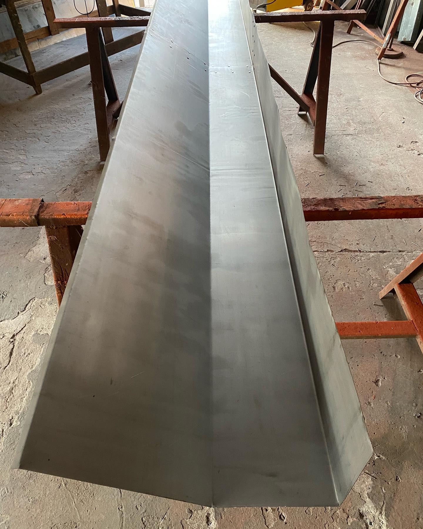 Fabricação e instalação de calhas industriais.jpg