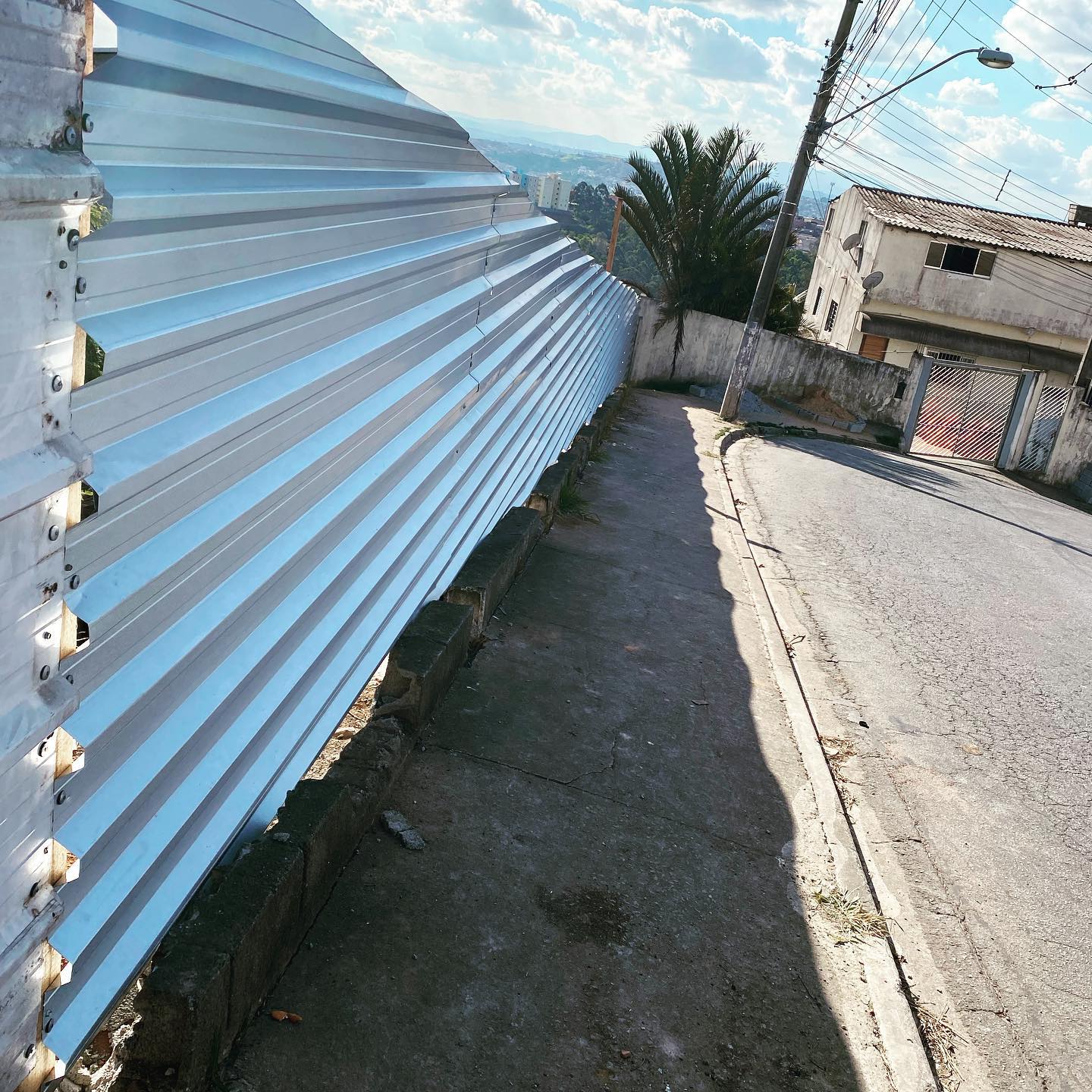 Instalação de tapume metálico - Empreendimento Morar Bem Ferraz de Vasconcelos.jpg